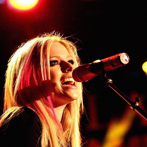 papers.co-hb39-wallpaper-avril-lavigne-sing-concert-wallpaper