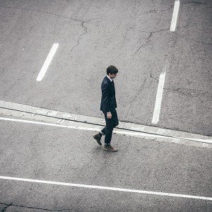 papers.co-ab93-wallpaper-dude-walking-street-1-wallpaper