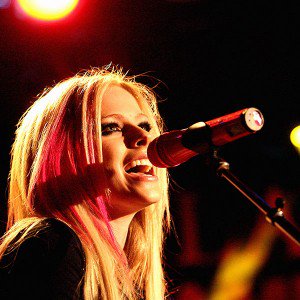 papers.co-hb39-wallpaper-avril-lavigne-sing-concert-1-wallpaper