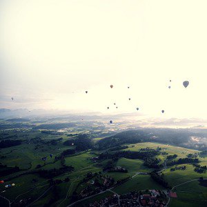 papers.co-mf50-balloon-party-green-blue-wide-mountain-nature-1-wallpaper