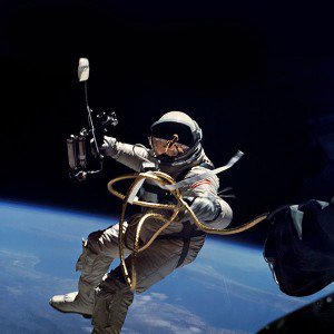 papers.co-mh71-space-instagram-photo-astronaut-1-wallpaper