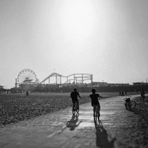 papers.co-mh80-beach-people-happy-hour-nature-black-and-white-1-wallpaper