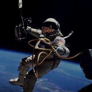 papers.co-mm74-space-lost-astronaut-travel-1-wallpaper