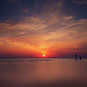 papers.co-mn12-sea-ocean-man-woman-love-nature-1-wallpaper